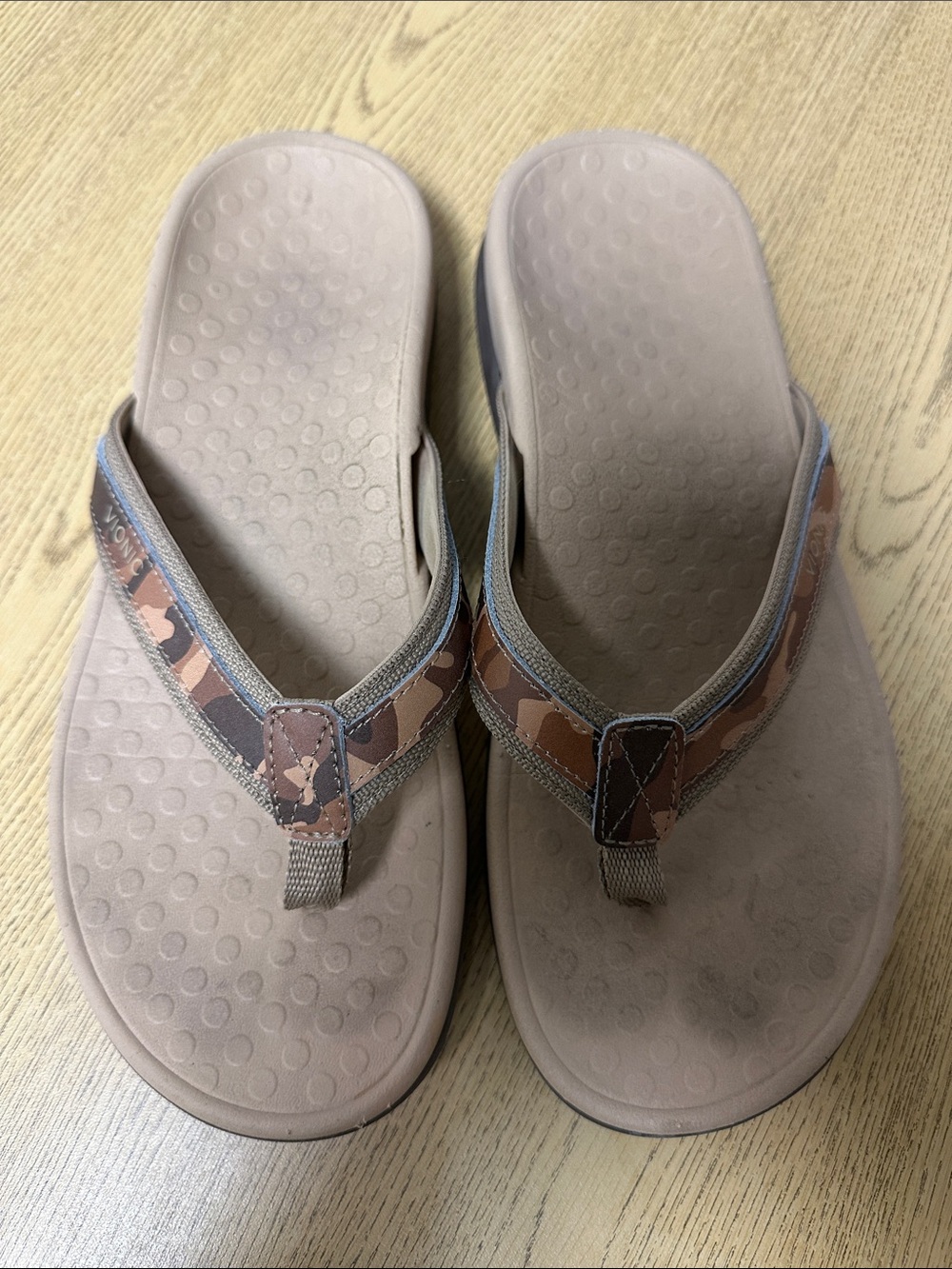 Vionic Tide Camo Print Orthotic Flip Flop Sandals Beige Tan Size 8